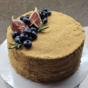 Tortas medutis su spanguolių pertepimu