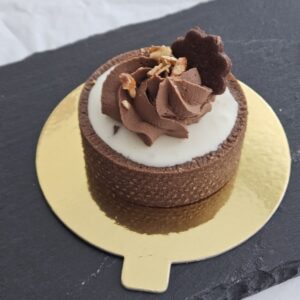 Tartaletė šokoladinė su karamelizuotais lazdynų riešutais